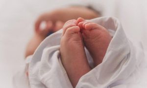 Θεσσαλονίκη: Δικηγόρος έφερνε εγκύους από τη Βουλγαρία να γεννήσουν στην Ελλάδα και έδινε τα παιδιά για υιοθεσία