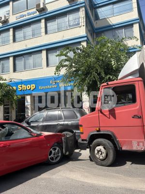 Θεσσαλονίκη: Σύγκρουση μεταξύ ΙΧ και φορτηγού επί της οδού Μοναστηρίου (ΦΩΤΟ)