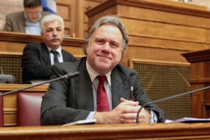 Ο Κατρούγκαλος μονιμοποίησε 745 συμβασιούχους