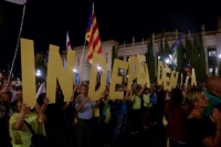 Δημοψήφισμα: Τα εκλογικά κέντρα έχουν καταλάβει οι Καταλανοί