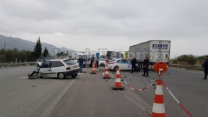 ΙΧ εμβόλισε περιπολικά και φορτηγό στην Αθηνών - Λαμίας