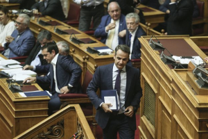 Τσίπρας - Μητσοτάκης: Σφοδρή σύγκρουση σε προεκλογικό φόντο