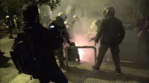 Πιθανή έξοδος από ΜΕΘ της δικηγόρου που τραυματίστηκε από φωτοβολίδα