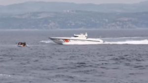 Αποτυχημένη απόπειρα προώθησης λέμβου με αλλοδαπούς από τουρκικές ακταιωρούς στη Λέσβο (vid)