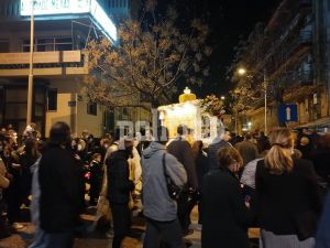 Θεσσαλονίκη: Με κατάνυξη πλήθος πιστών ακολούθησαν την περιφορά του Επιταφίου στην Εκκλησία Αγίου Ελευθερίου Σταυρούπολης