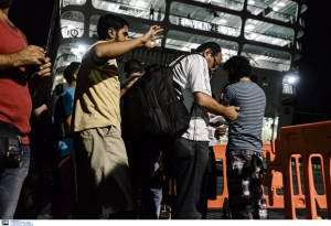 Εφτασαν στον Πειραιά οι μετανάστες από Κω, Λέρο, Ρόδο,