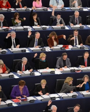 Ατομικά ασφαλιστικά συμβόλαια προωθεί η ΕΕ