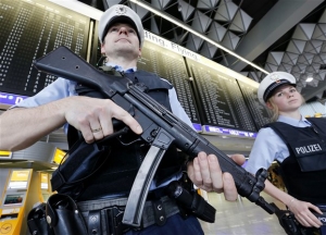 Die Welt: Η Κομισιόν μελετά το ενδεχόμενο επιβολής αυστηρότερων μέτρων ασφαλείας στα αεροδρόμια
