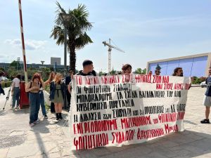 Νέα διαμαρτυρία φοιτητών έξω από την Πρυτανεία: «Κάτω τα χέρια από το άσυλο» (pics &amp; vid)