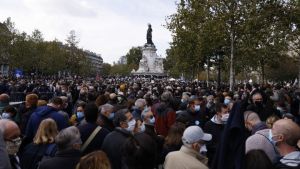 Χιλιάδες πολίτες αποτίουν φόρο τιμής στην μνήμη του Σαμιέλ Πατί σε ολόκληρη τη χώρα
