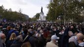 Χιλιάδες πολίτες αποτίουν φόρο τιμής στην μνήμη του Σαμιέλ Πατί σε ολόκληρη τη χώρα