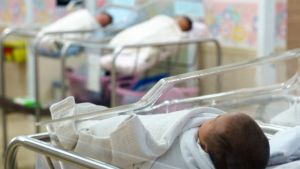 «Στο κόκκινο» η υπογεννητικότητα παγκοσμίως: Το εφιαλτικό σενάριο για την Ελλάδα το 2100