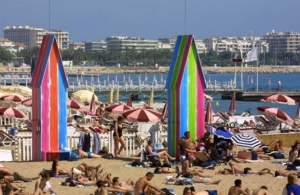 Απαγορεύονται στις παραλίες των Καννών τα μπουρκίνι