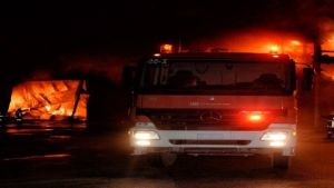 Καλαμαριά Θεσσαλονίκης: Φωτιά από εμπρησμό σε πυλωτή οικοδομής – Κάηκαν μοτοσικλέτες και αμάξια