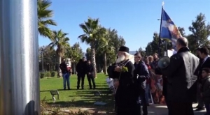 Ιερέας και πιστοί ραντίζουν ξορκίσουν τον δαίμονα... «Phylax»