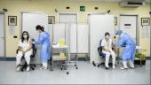 Οι Ευρωπαίοι «σηκώνουν το μανίκι» και εμβολιάζονται