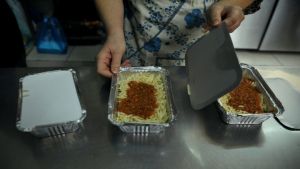 Εστιάτορες μοίρασαν πρωτοχρονιάτικα γεύματα σε άπορους και άστεγους