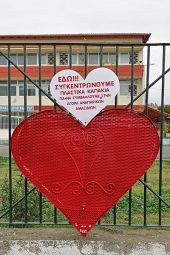 Νέα εικαστική παρέμβαση του Νίκου Σιάνα στο Πολύκαστρο και με φιλανθρωπικό σκοπό