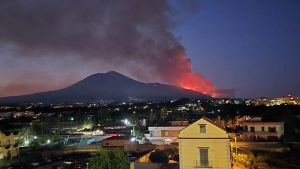 Σοβαρές εξελίξεις στον Βεζούβιο: Κινητοποίηση Πολιτικής Προστασίας και εκρήξεις στην Αίτνα