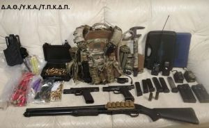 Θεσσαλονίκη: Βγήκε στο μπαλκόνι του και άρχισε να πυροβολεί στον αέρα – «Οπλοστάσιο» το σπίτι του στον Εύοσμο