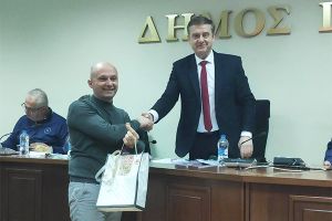 Στον Πρόεδρο της ΔΕΥΑΠ Τριαντάφυλλο Ναλμπάντη το φλουρί του δημοτικού συμβουλίου Παιονίας