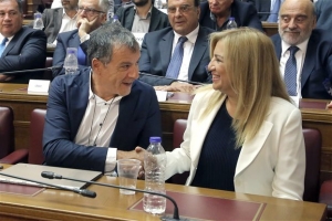 Φωτιές στην Κεντροαριστερά από τη συμφωνία Γεννηματά-Θεοδωράκη
