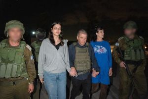 Η πρώτη φωτογραφία με τις δύο Αμερικανίδες ομήρους που απελευθερώθηκαν από τη Χαμάς