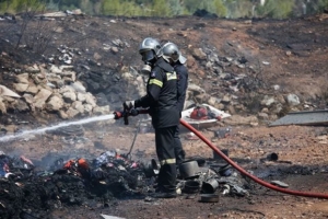 Φωτιά εκ νέου σε υπαίθριο χώρο κοντά στο Άλσος Βεΐκου στο Γαλάτσι