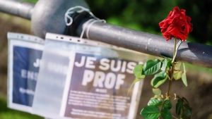 Ο δολοφόνος του Γάλλου εκπαιδευτικού είχε στείλει sms σε έναν γονέα που είχε εξοργιστεί με τα σκίτσα του Μωάμεθ
