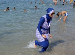 Ο ΟΗΕ χαιρετίζει την αναστολή του μέτρου για το μπουρκίνι