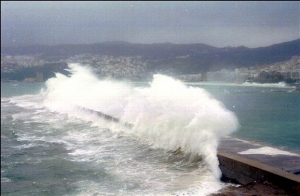 Δεμένα τα πλοία στα λιμάνια λόγω των θυελλωδών ανέμων