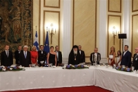 Παυλόπουλος: Ισχυρό κοινωνικό κράτος για την αντιμετώπιση των κινδύνων στην ευρωζώνη - Μακρόν: H EE πήρε αποφάσεις εις βάρος των πολιτών
