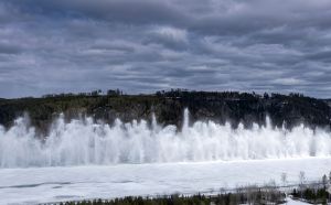 Εκρηκτικές ανατινάξεις στον ποταμό Άμουρ: Εντυπωσιακό θέαμα και προληπτικά μέτρα κατά των πλημμυρών