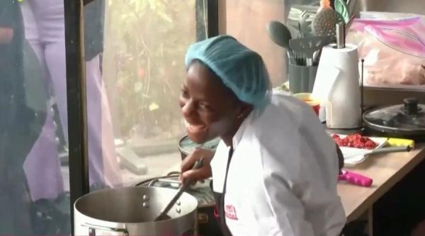 Νιγηριανή σεφ έσπασε το ρεκόρ Γκίνες -Μαγείρευε για 100 ώρες ασταμάτητα