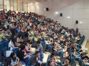 Τι απαντά το Οικονομικό Πανεπιστήμιο για τις μαζικές αντιγραφές
