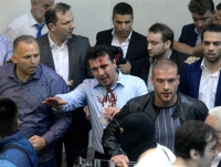 ΠΓΔΜ: Έκρυθμη η κατάσταση - Εισβολή εθνικιστών στη Βουλή, οπαδών του  VMRO - DPMNE του Νίκολα Γκρούεφσκι (video)
