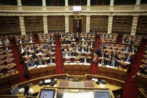 Εν μέσω αντιδράσεων και από βουλευτές της συγκυβέρνησης η ψηφοφορία για το νομοσχέδιο με τα προαπαιτούμενα - Επανεξετάζουμε το θέμα του κρασιού, δήλωσε ο Τρ. Αλεξιάδης