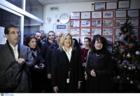 Η Φώφη Γεννηματά σε δομή φιλοξενίας αστέγων στον Πειραιά