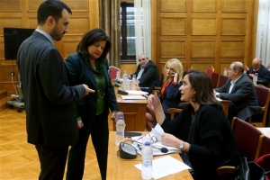 Ελλείψει βουλευτών της πλειοψηφίας, διακόπηκε η συνεδρίαση για τα προαπαιτούμενα