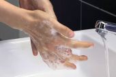 Πλένετε σωστά τα χέρια σας; Ο κοροναϊός «καλπάζει» – Οδηγίες από τον ΠΟΥ (VIDEO)