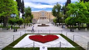 Μήνυμα Μπακογιάννη για Πρωτομαγιά μέσα από μια κόκκινη καρδιά από λουλούδια στο Σύνταγμα