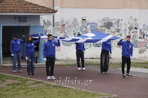 2ο Πειραματικό Γυμνάσιο Κιλκίς: Τιμή σε αεροπόρους που έπεσαν στο καθήκον. Έπαρση σημαίας 12τ.μ. (ΒΙΝΤΕΟ-ΦΩΤΟ)