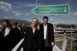 Προεκλογική μάχη κυβέρνησης - Δούρου για το «κόψιμο» έργων