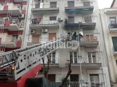 Θεσσαλονίκη: Απεγκλωβίστηκαν δύο άτομα μετά από φωτιά σε διαμέρισμα στη Διοικητηρίου (pics &amp; vids)